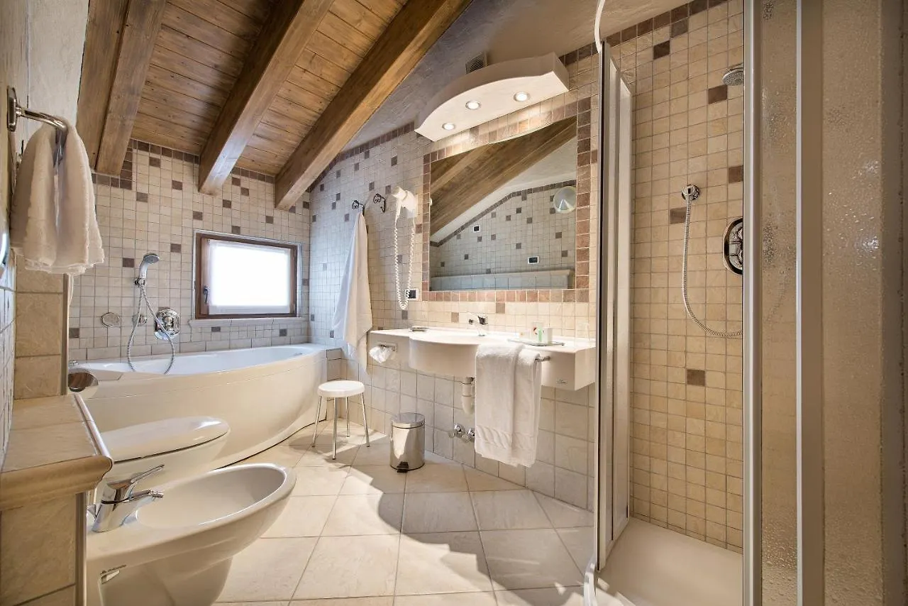 Hotel Crosal Livigno 3*,
