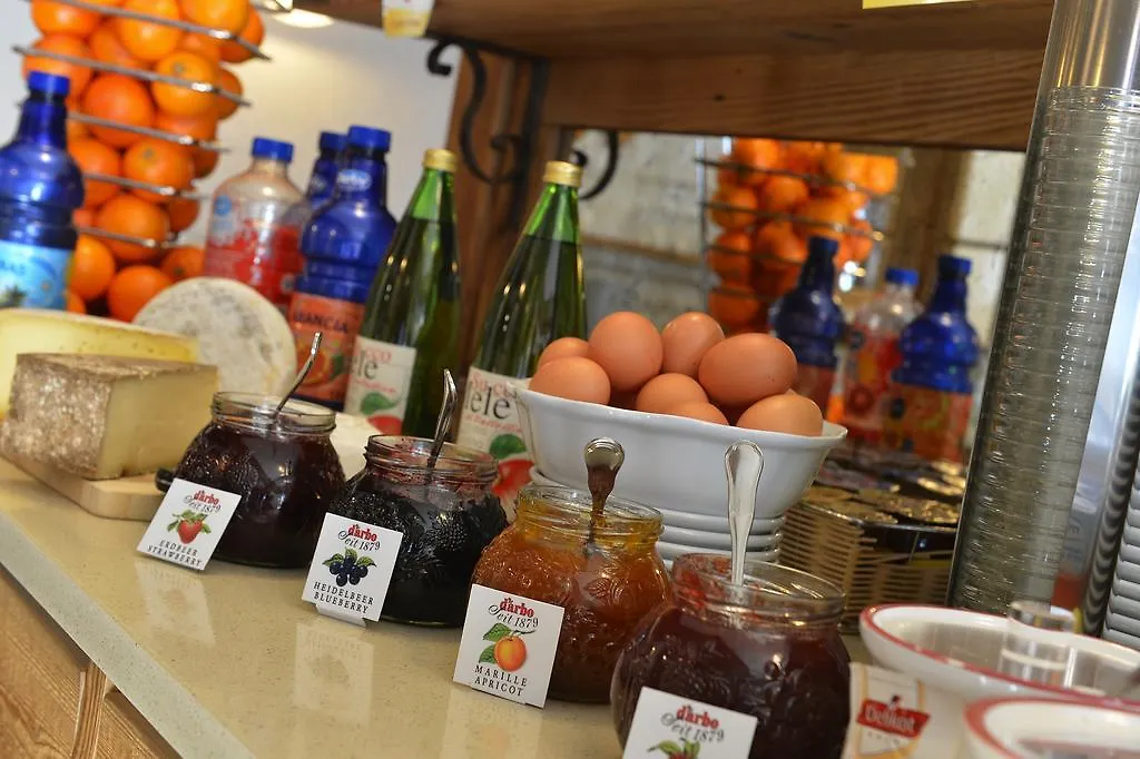 Hotel Crosal Livigno 3*,  İtalya